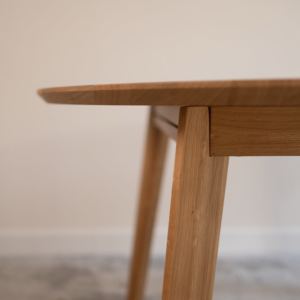 Mesa de comedor de madera maciza de Roble redonda extensible Saga | VESKOR