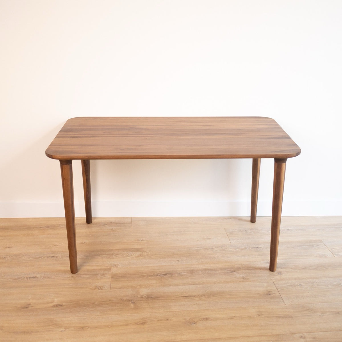 Mesa de comedor de madera maciza de nogal fija Bond | VESKOR