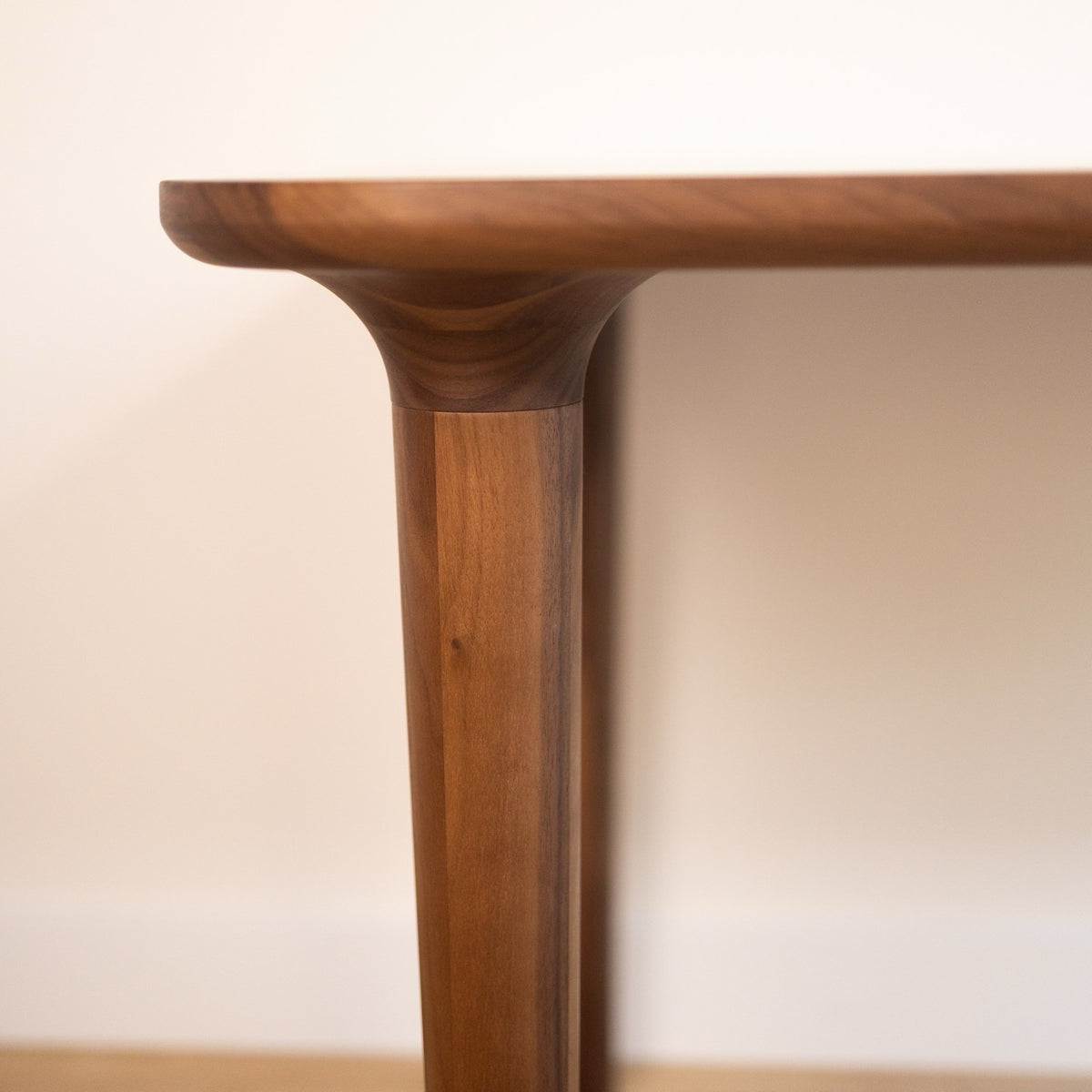 Mesa de comedor de madera maciza de nogal fija Bond | VESKOR