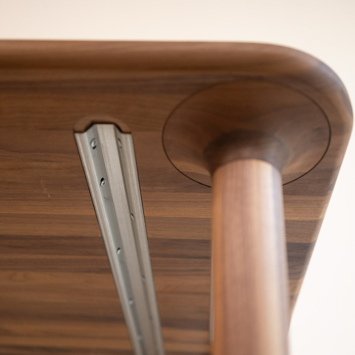 Mesa de comedor de madera maciza de nogal fija Bond | VESKOR