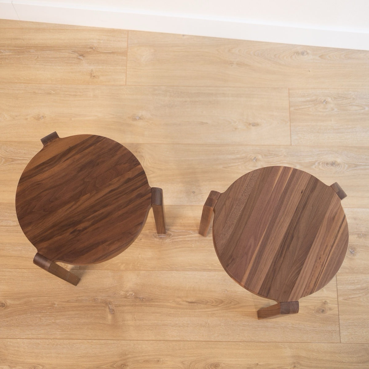Mesa de centro de madera maciza de nogal Opus | VESKOR