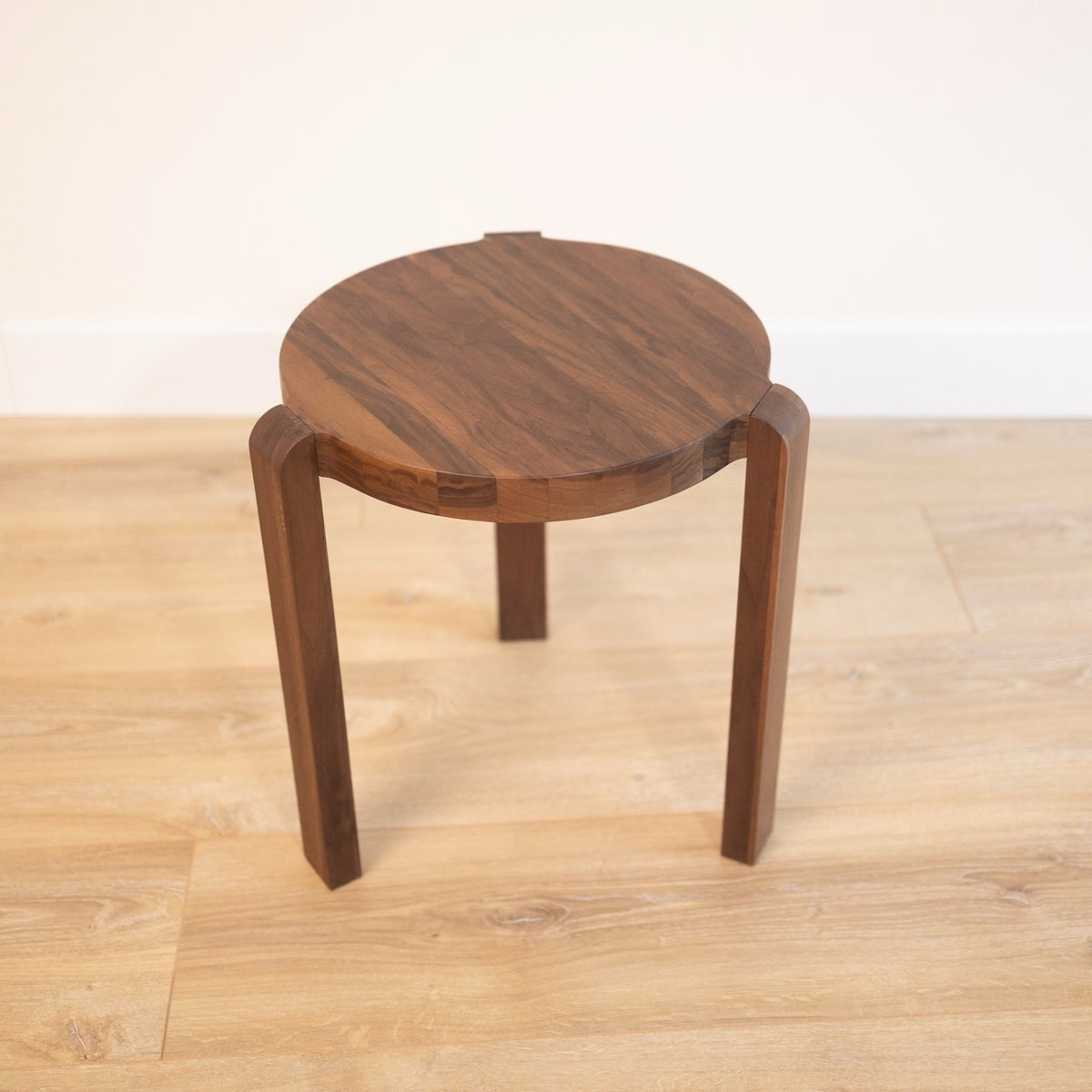 Mesa de centro de madera maciza de nogal Opus | VESKOR