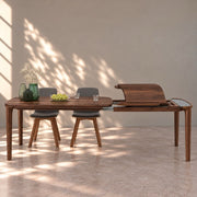 Mesa de comedor de madera maciza de nogal extensible Ikona | VESKOR